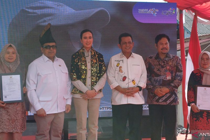 menpar-kepala-bpjph-serahkan-sertifikat-halal-produk-umkm-penyengat