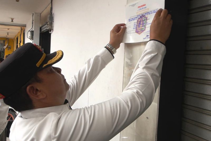 satpol-pp-dki-segel-toko-yang-jual-miras-ilegal-di-petukangan-utara