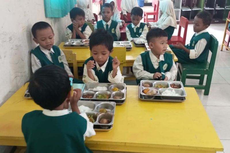 airlangga-mbg-hingga-kopdes-merah-putih-mesin-pertumbuhan-8-persen
