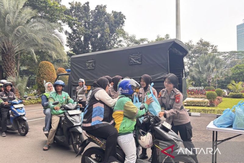 Polda Metro gelar "Jumat Peduli" ajak ojol tertib lalu lintas