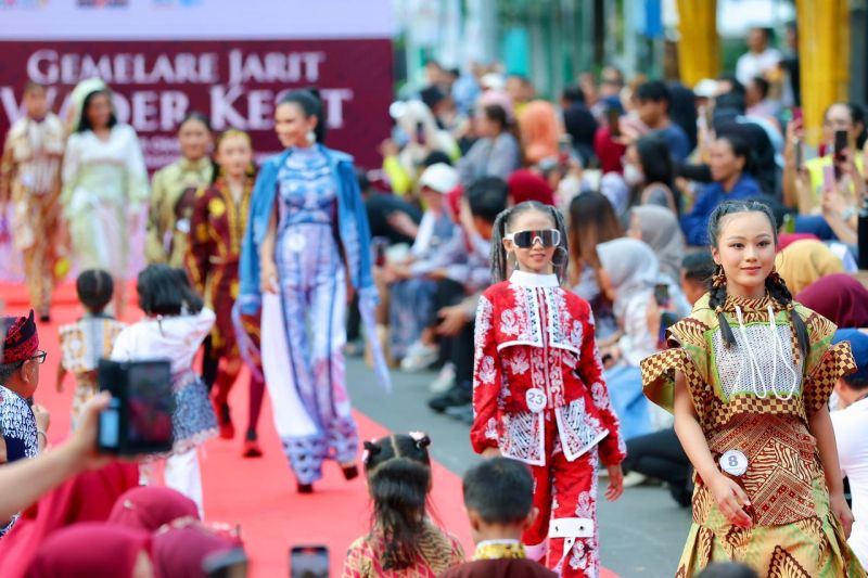 bupati-tantang-pelaku-usaha-ciptakan-desain-kreasi-batik-di-bbf-2025