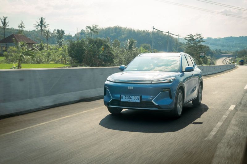 hemat-energi-mobil-hibrida-geely-mampu-tempuh-jakarta-yogyakarta-pp