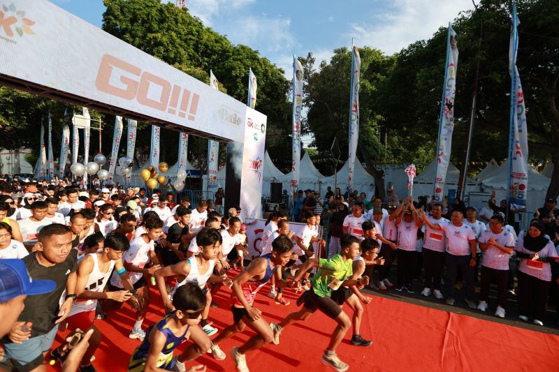 ojk-sosialisasi-literasiinklusi-keuangan-lewat-bik-run-di-banyuwangi