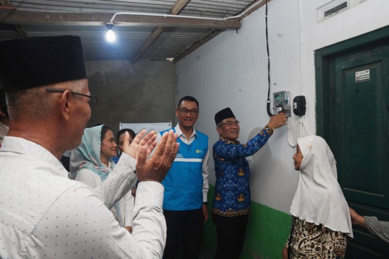 Nenek Partinah Terima Sambungan Listrik Gratis dari Pemerintah dan PLN