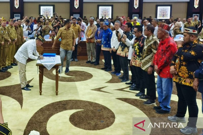gubernur-agustiar-perusahaan-wajib-bertransaksi-melalui-bank-kalteng