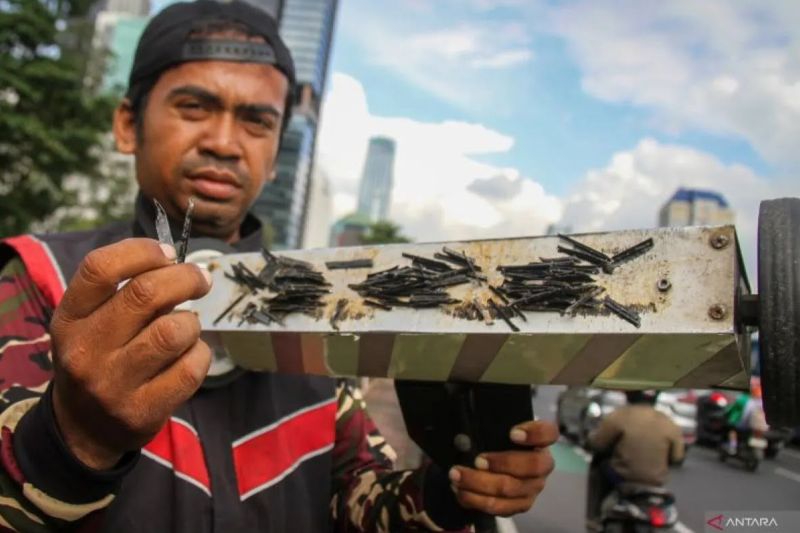 personel-gabungan-bersihkan-ranjau-paku-di-jalan-di-panjaitan