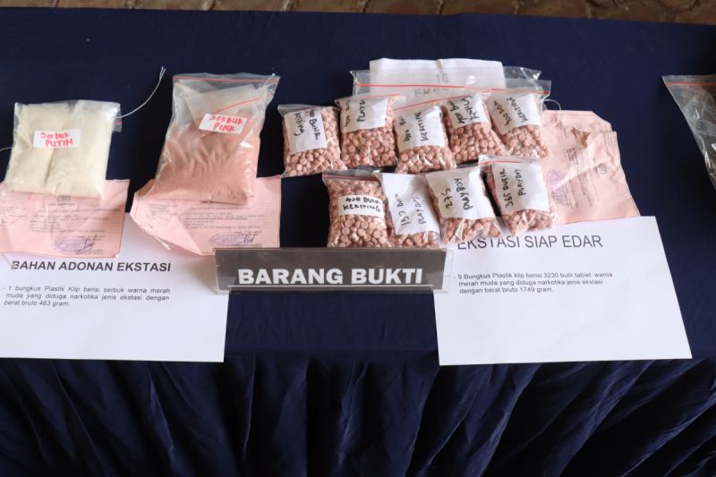 polres-metro-jakpus-bongkar-pabrik-ekstasi-rumahan-di-kedoya-jakbar