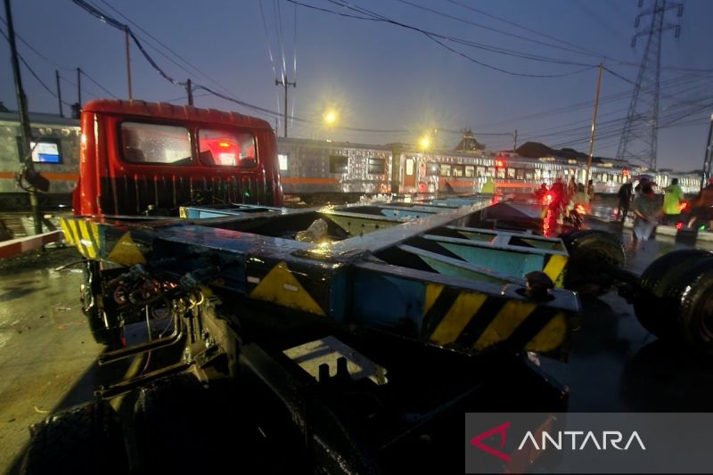 KA Harina tabrak truk di perlintasan Kaligawe Semarang