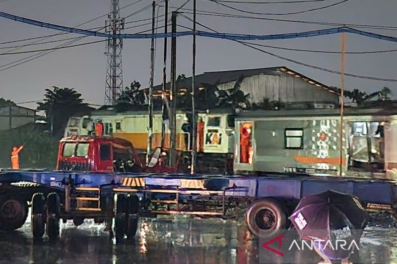 Kecelakaan KA Harina di Semarang: Rangkaian Kereta Ditarik ke Stasiun Tawang