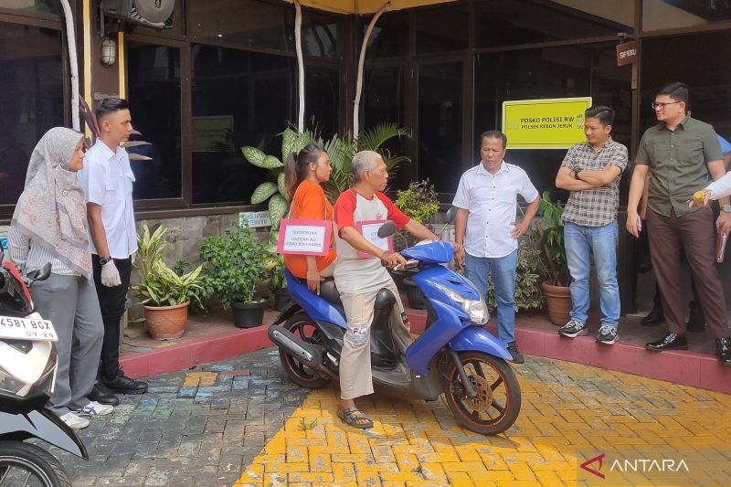 polisi-rekonstruksi-kasus-istri-potong-alat-kelamin-suami-di-jakbar