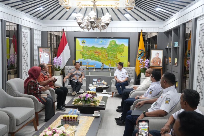 Kembangkan Ekosistem Logistik Berbasis Rel di Jawa Tengah, Dirut KAI Adakan Pertemuan dengan Pemprov Jateng dan Bupati Batang