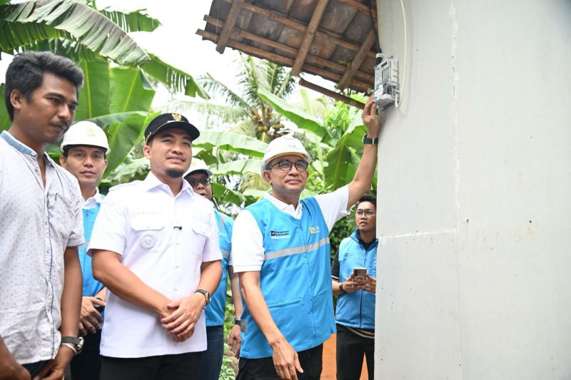 pln-ip-berikan-sambungan-listrik-gratis-di-cilegon-lewat-program-lutd