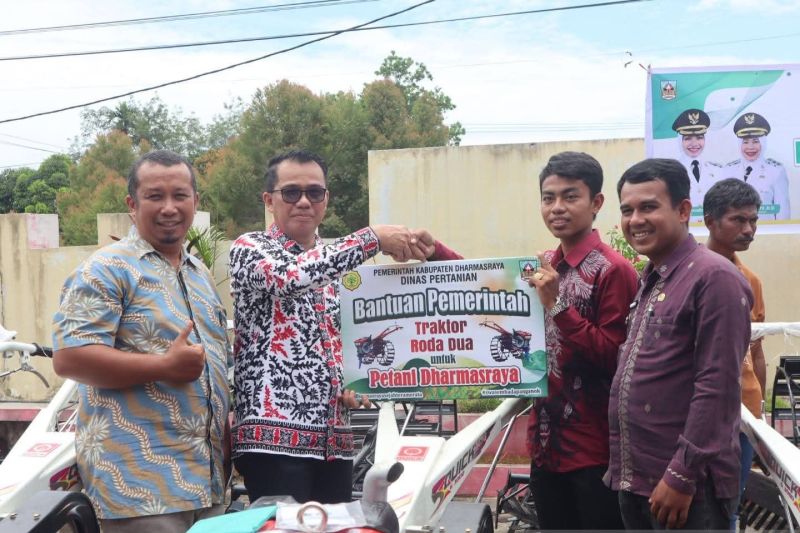 kementan-bantu-traktor-petani-dharmasraya-dorong-produktivitas