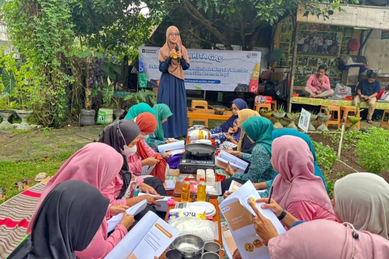 BRI Peduli beri pelatihan pengolahan limbah minyak jelantah di Bank Sampah Bogor