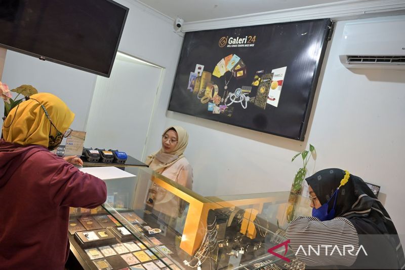 Harga tiga produk emas di Pegadaian kompak merosot Kamis ini