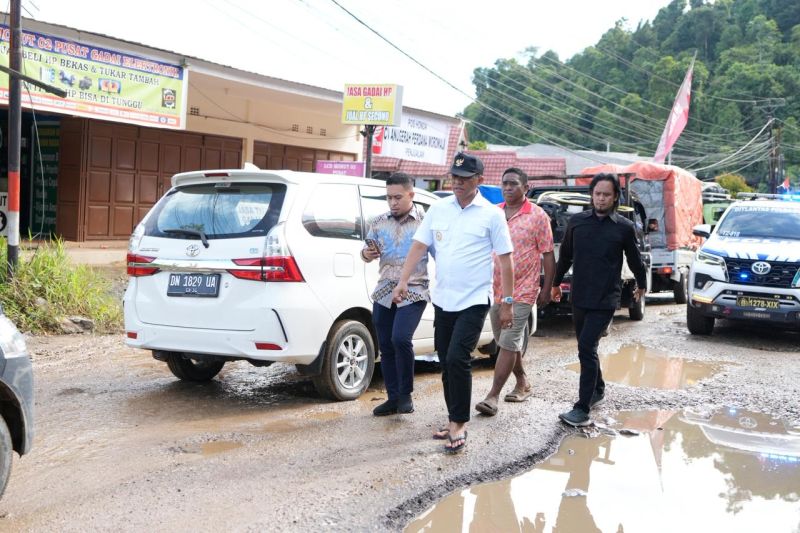 Gubernur Sulteng gandeng pengusaha tambang perbaiki jalan di Morut