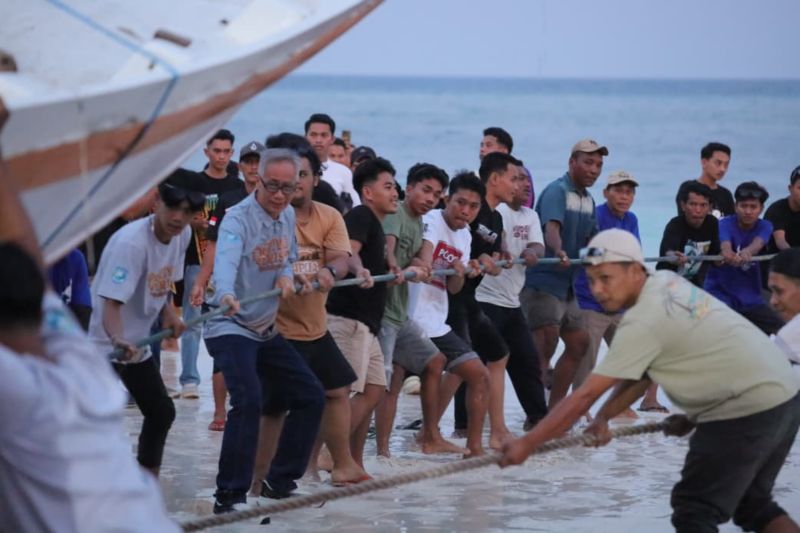 annyorong-lopi-tandai-pembukaan-festival-phinisi-2025-di-bulukumba