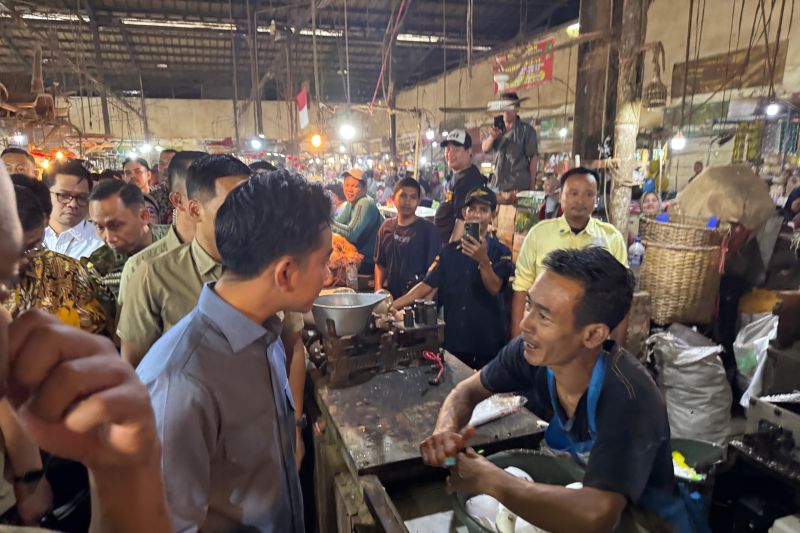 wapres-gibran-tinjau-pusat-distributor-pangan-jabar-jatim-di-cirebon