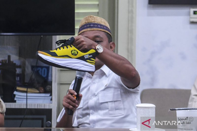 bahlil-pamer-sepatu-kuning-produk-umkm-sebut-sesuai-lambang-esdm