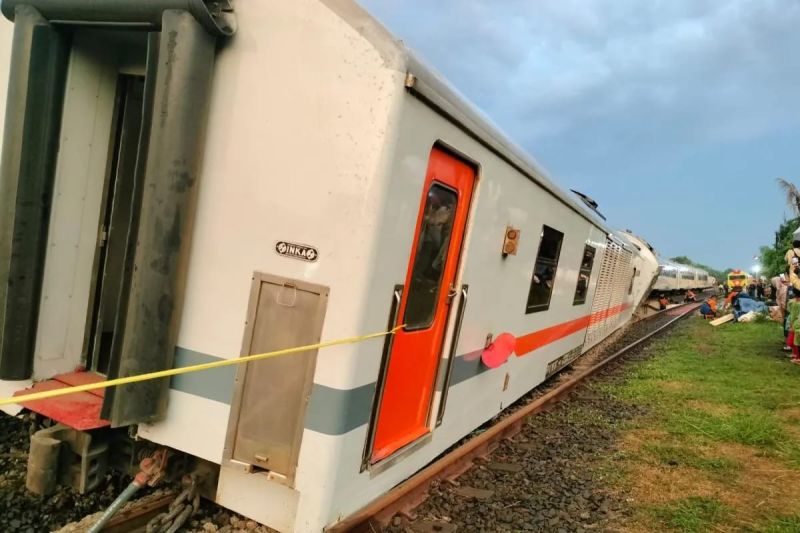 daop-7-sejumlah-kereta-api-terlambat-imbas-anjloknya-ka-purwojaya