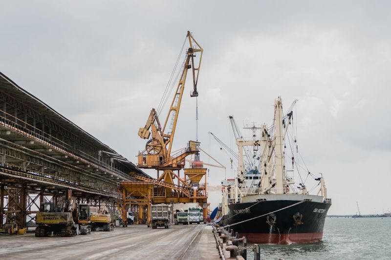 petrokimia-gresik-perkuat-efisiensi-energi-dan-dekarbonisasi-pelabuhan