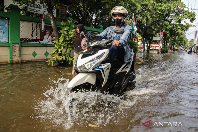 hal-hal-yang-perlu-dilakukan-pengendara-motor-ketika-terjebak-banjir