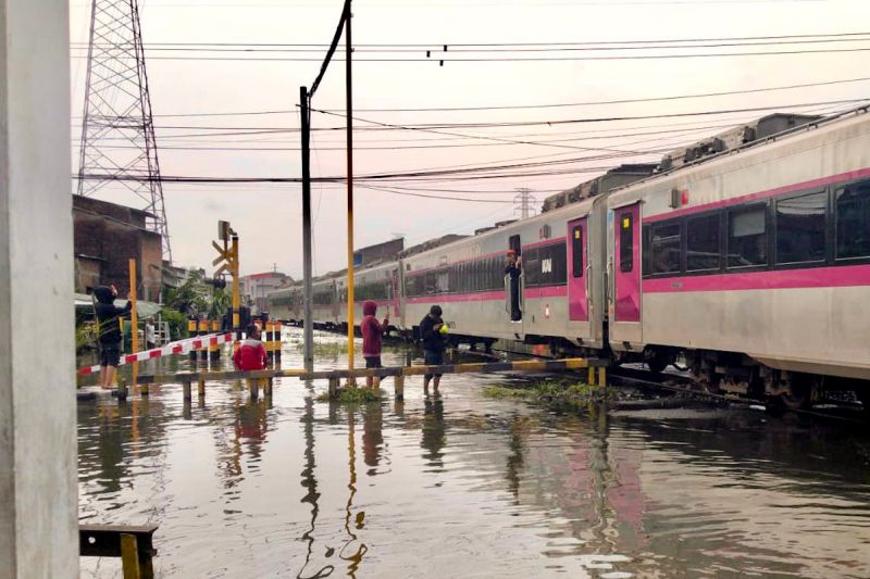 kai-pastikan-pengembalian-tiket-100-persen-imbas-banjir-di-semarang