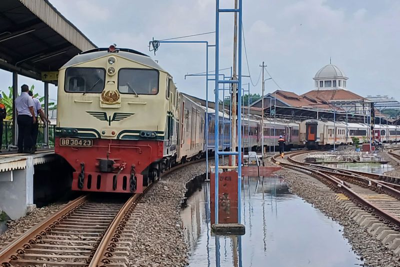 perjalanan-ka-dibatalkan-dan-diputar-imbas-banjir-di-semarang