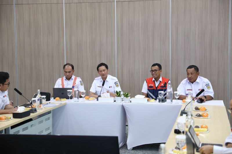 Direktur Utama KAI Evaluasi Kinerja LRT Jabodebek: Keselamatan dan Keandalan Layanan Jadi Fokus Utama