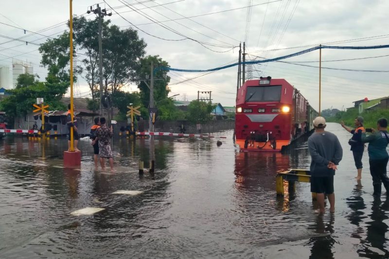 kereta-api-di-daop-7-ikut-terdampak-akibat-banjir-di-semarang