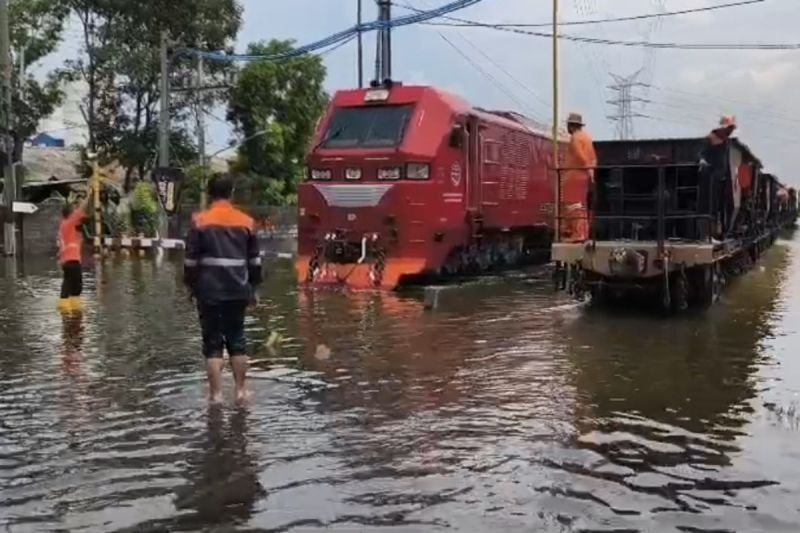 16-perjalanan-ka-dibatalkan-akibat-banjir-rendam-jalur-rel-di-semarang