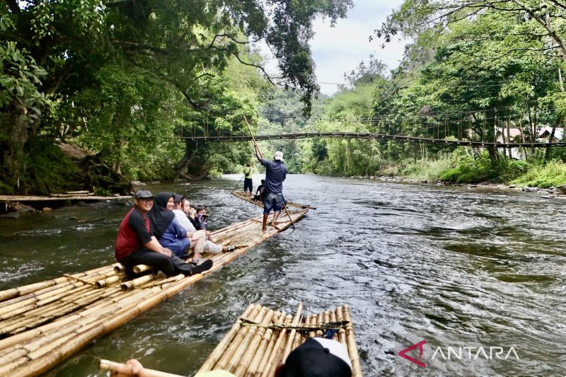 suku-dayak-meratus-menuju-ekonomi-mandiri-melalui-bamboo-rafting