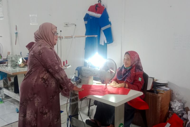 kisah-suci-sustari-berdayakan-perempuan-duri-menjahit-baju-tahan-api