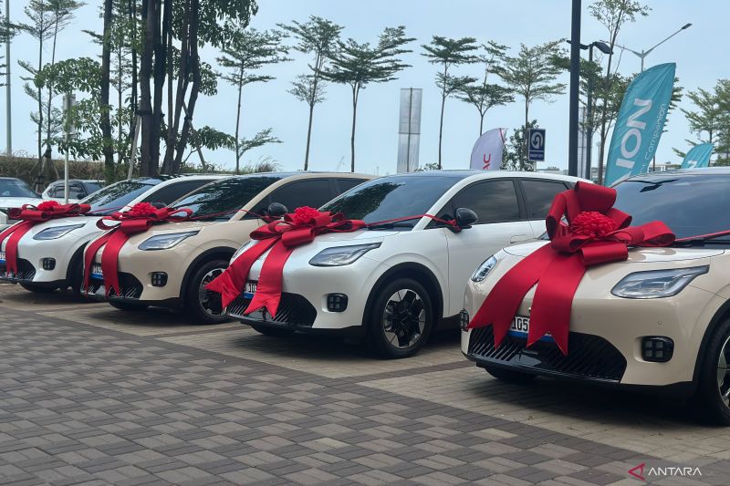 gac-serah-terima-225-unit-pertama-aion-ut-ke-konsumen