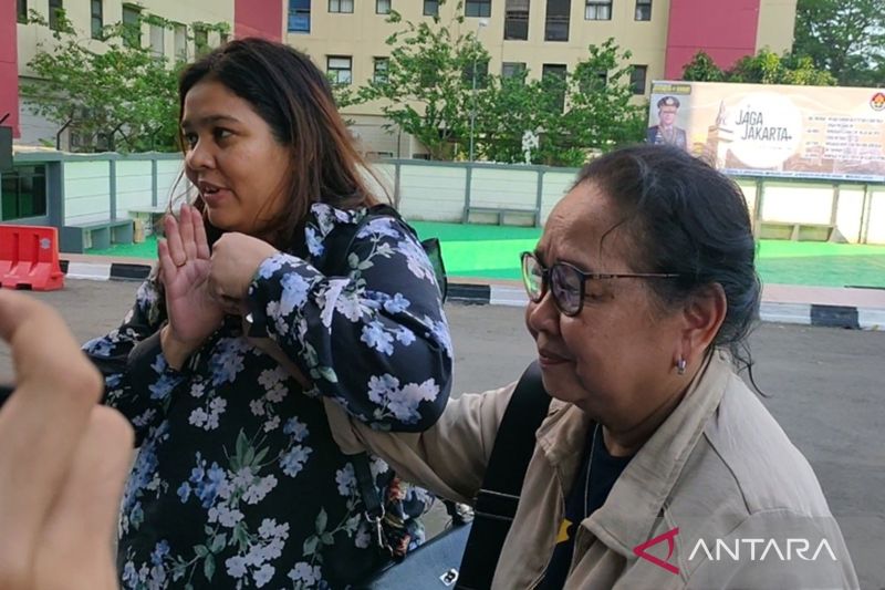 ibu-dan-kakak-onad-sambangi-polres-metro-jakbar