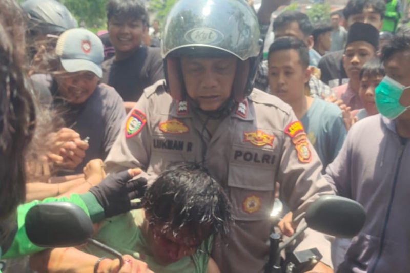 polisi-amankan-dua-pencuri-helm-dari-amukan-massa-di-tanjung-priok