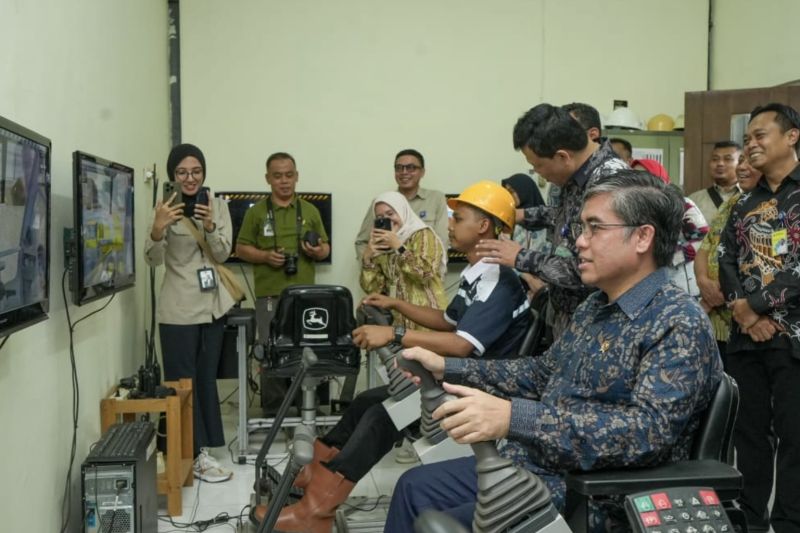 menaker-ajak-generasi-muda-perkuat-skill-hadapi-tantangan-industri