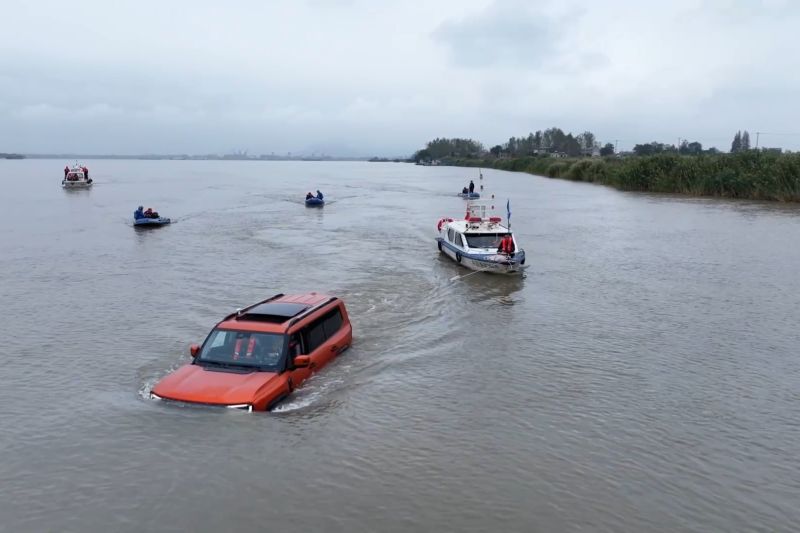 kendaraan-off-road-asal-china-ini-bisa-lintasi-sungai-yangtze