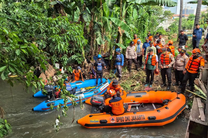 polisi-bantu-cari-anak-yang-hilang-saat-berenang-di-kali-mampang
