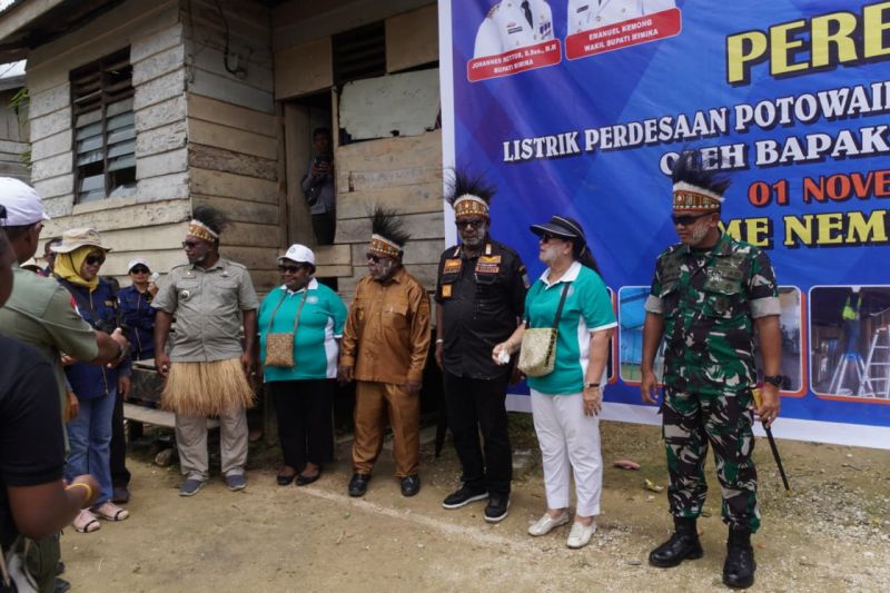 warga-potowayburu-mimika-akhirnya-bisa-menikmati-penerangan-listrik