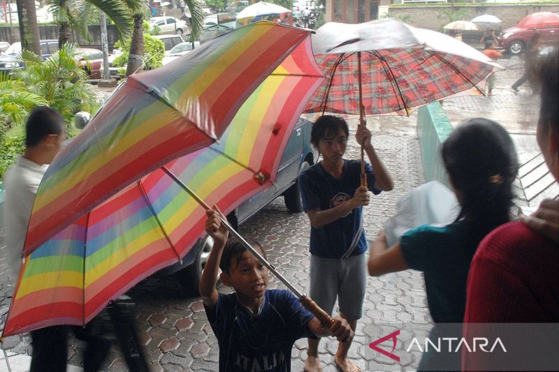 BMKG prakirakan potensi hujan di sejumlah kota pada awal November
