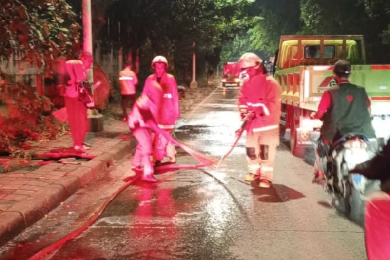 delapan-pengendara-motor-jatuh-akibat-tumpahan-oli-di-jakut