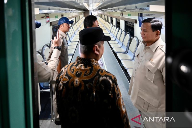 prabowo-berpesan-kepada-kai-jaga-keamanan-rel-rawat-stasiun-kereta