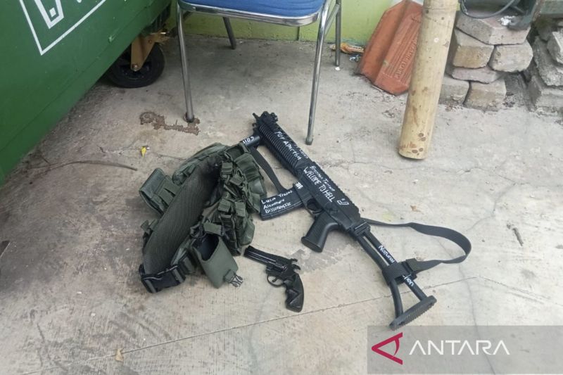 polisi-masih-selidiki-penemuan-senjata-di-tkp-ledakan-sman-72-jakarta