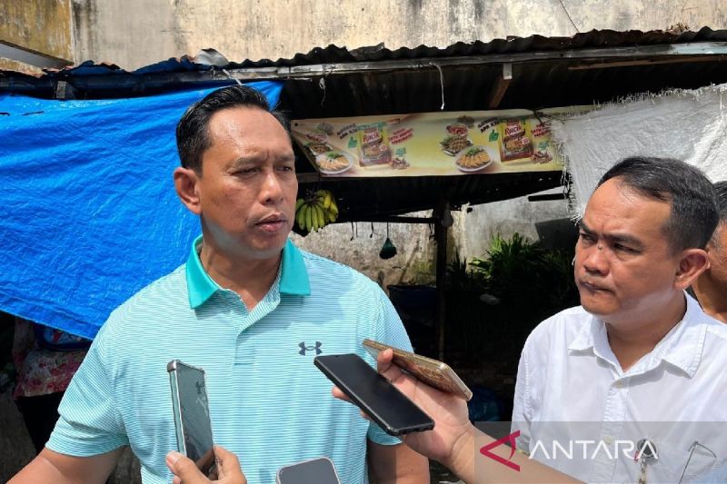 dirut-bulog-tinjau-pasar-di-medan-stabilkan-harga-beras-jelang-natal