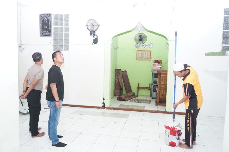 polisi-bersihkan-lokasi-ledakan-di-sman-72-jakarta