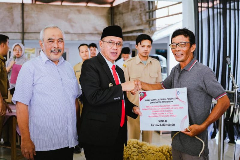 pemkab-banyumas-salurkan-bantuan-hibah-bidang-perikanan-dan-peternakan