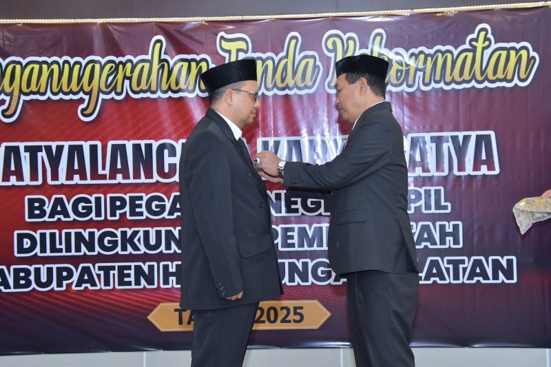 110 ASN Pemkab HSS terima tanda kehormatan Satyalancana Karya Satya