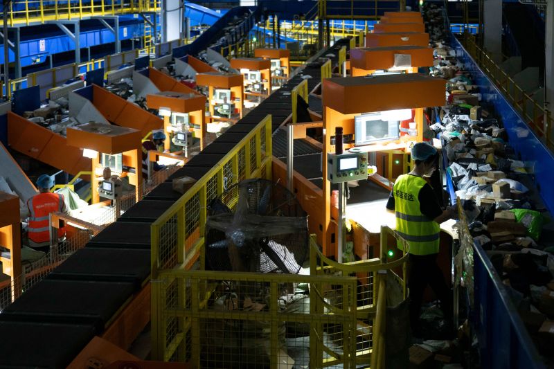 kesibukan-di-cabang-china-post-saat-festival-double-eleven-di-harbin