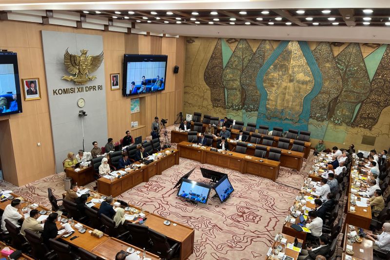 bahlil-bidik-sumur-rakyat-tambah-produksi-minyak-nasional-bulan-depan